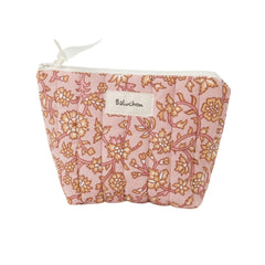 Petite trousse en quilt fleurie sur fond rose