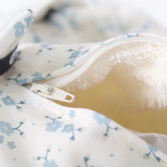 Petite trousse fleurs bleues fond beige cylindre