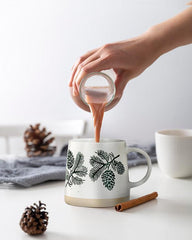 Tasse avec pommes de pin