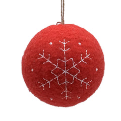 Boule de feutre rouge 4″ x 4″ avec flocon de neige brodé