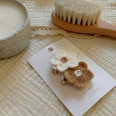 Duo de barrettes en forme de marguerites en crochet